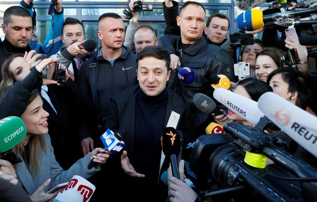 Un sondage predit une tres large victoire de zelenski en ukraine