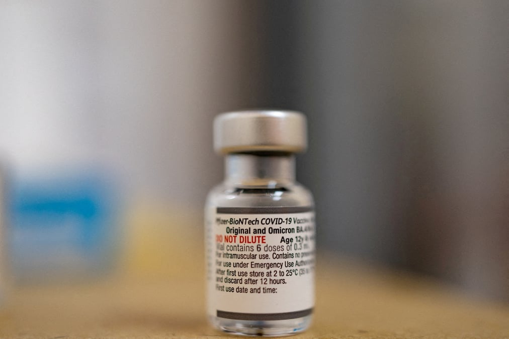 Un flacon du booster adapte aux sous-variants ba4 et ba5 d'omicron a la pharmacie skippack a schwenksville
