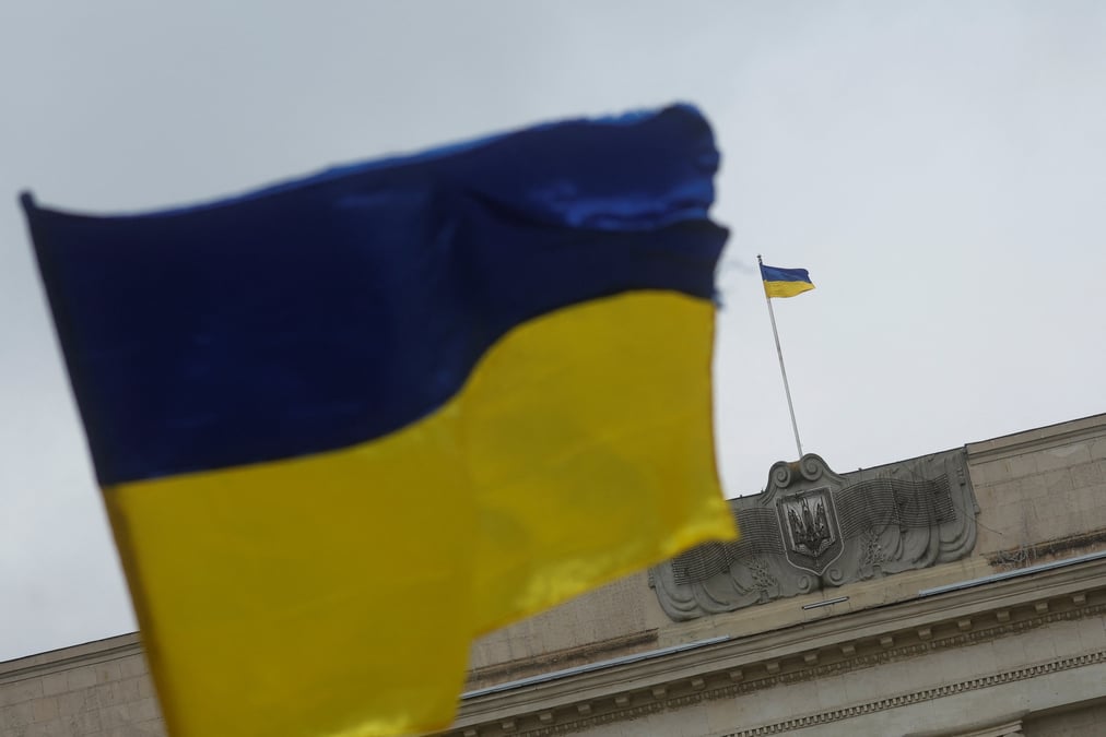 Le drapeau national flotte sur un batiment de l'administration regionale de kherson