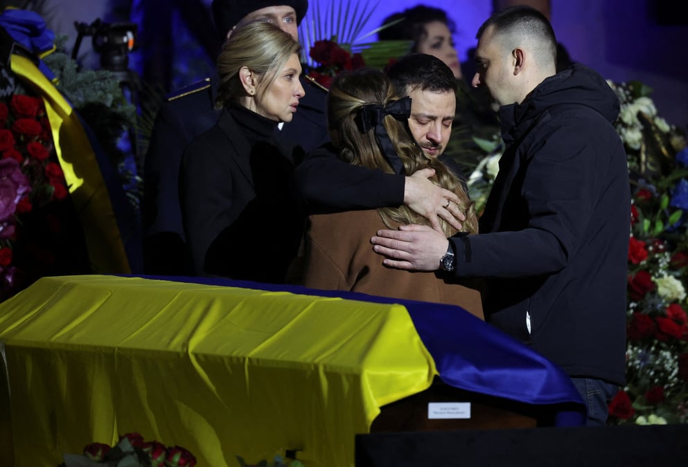 Volodymyr zelensky presente ses condoleances lors d'une ceremonie commemorative au ministre ukrainien de l'interieur denys monastyrskyi et a d'autres victimes de l'accident d'helicoptere pres de kyiv