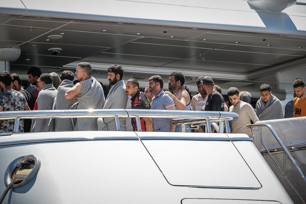 Des migrants arrivent au port de kalamata, en grece, a la suite d'une operation de sauvetage