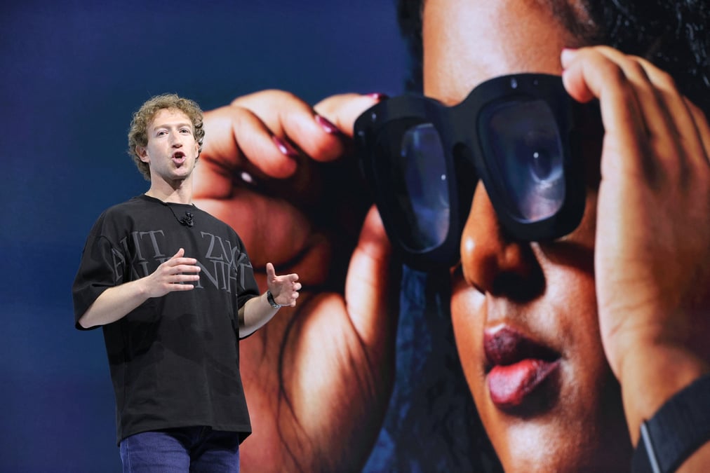 Le pdg de meta, mark zuckerberg, presente les lunettes ar orion lors de l'evenement annuel meta connect