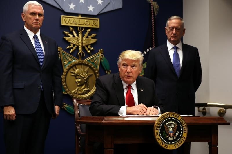 Trump veut reprendre la main apres la contestation de son decret