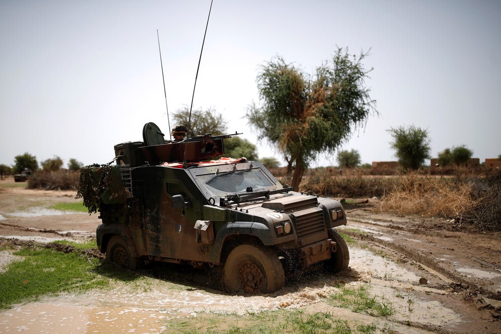 La france ne compte pas "lever la garde" au mali, dit le drian