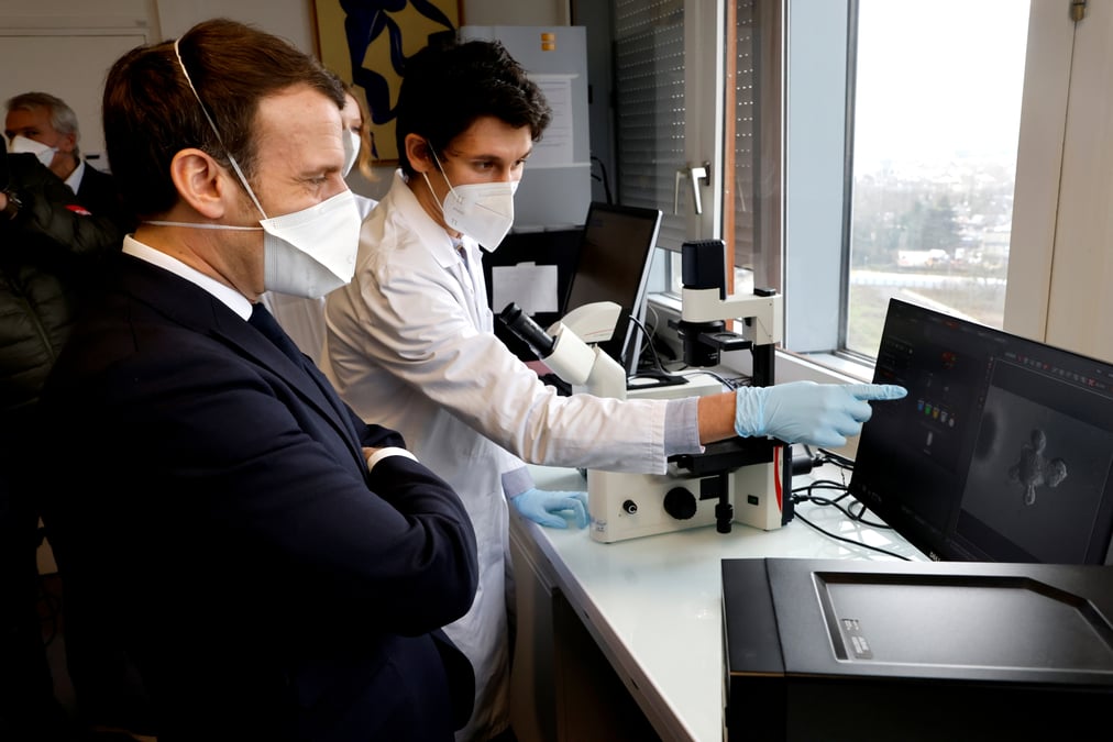 France: macron presente un plan a 10 ans pour faire reculer le cancer