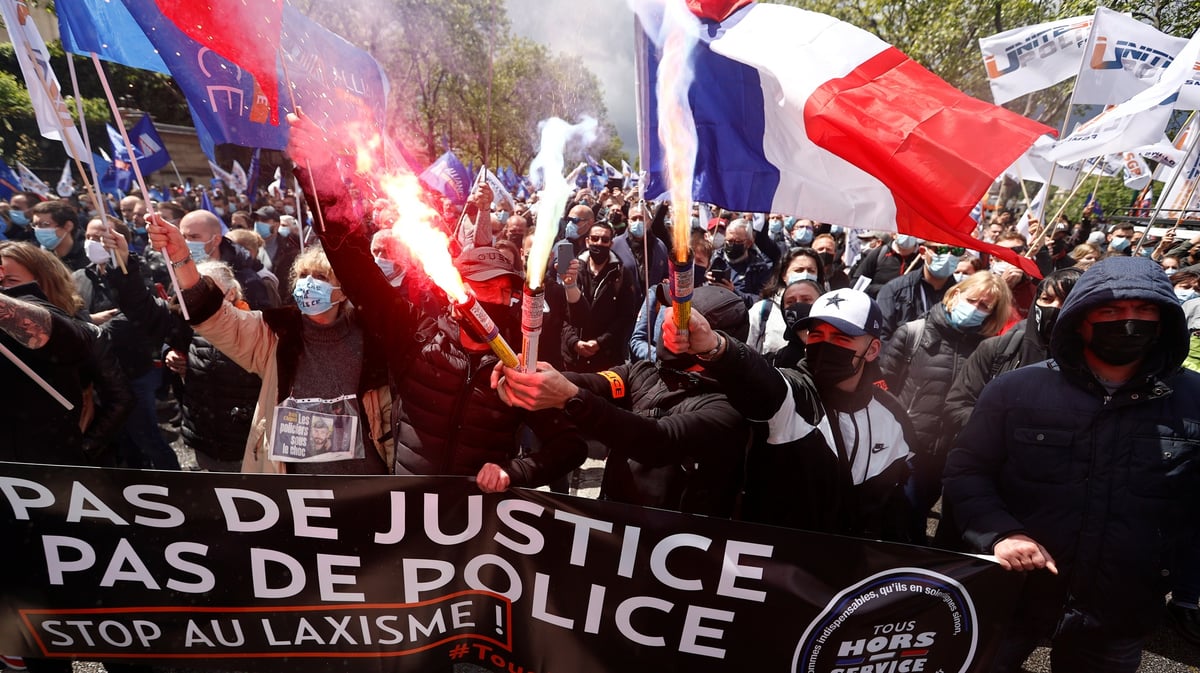 France: les policiers manifestent devant l'assemblee nationale