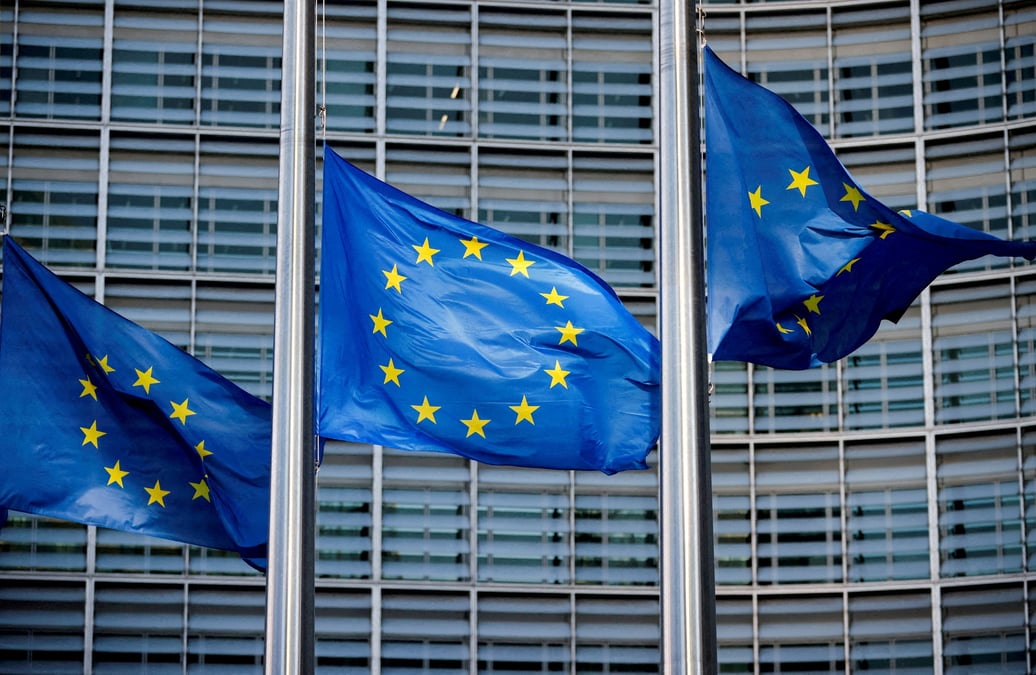 Drapeaux de l'union europeenne devant le siege de la commission europeenne a bruxelles