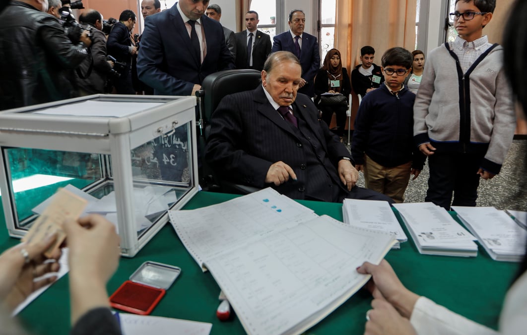Un des partis au pouvoir en algerie demande le depart de bouteflika