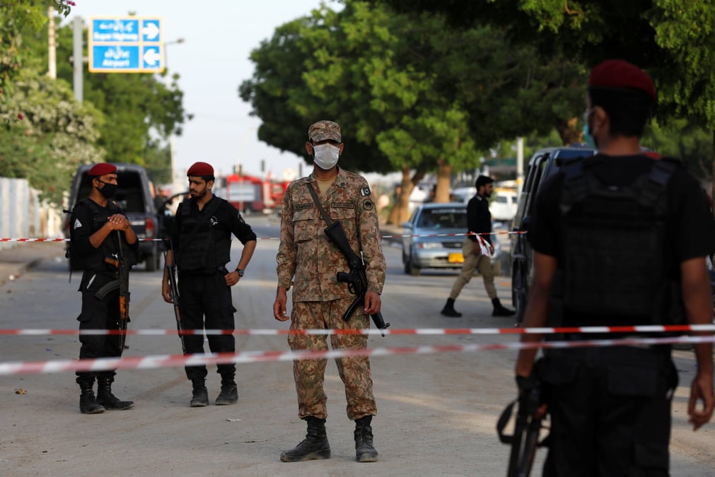 Crash de karachi: les boites noires retrouvees, le bilan atteint 97 morts