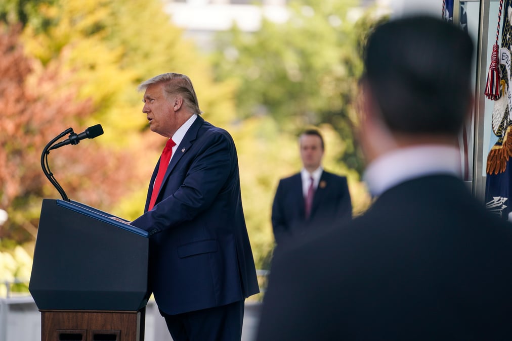 Trump traite biden de "stupide" et reclame des excuses sur un vaccin anti-covid