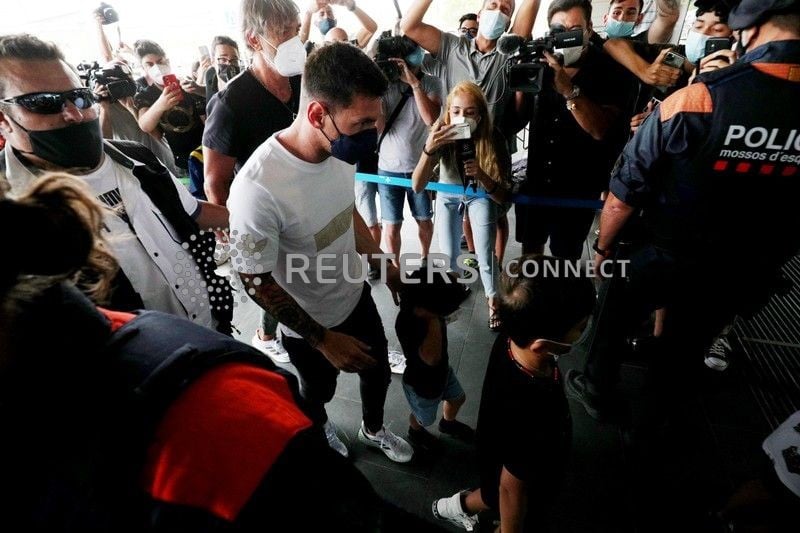 Football: messi va signer dans la journee un contrat avec psg, declare son pere