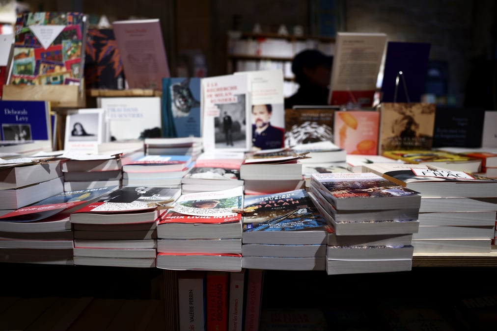 Photo d'archives de livres exposes sur une table a la librairie "la librairie du canal", a paris