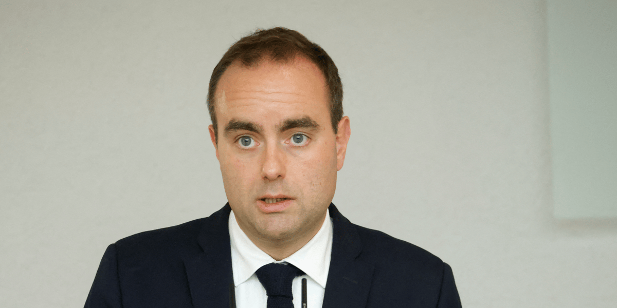 Le ministre francais de la defense, sebastien lecornu s'adresse aux medias au ministere allemand de la defense a berlin