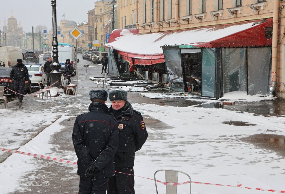 La scene de l'explosion d'un cafe a saint-petersbourg
