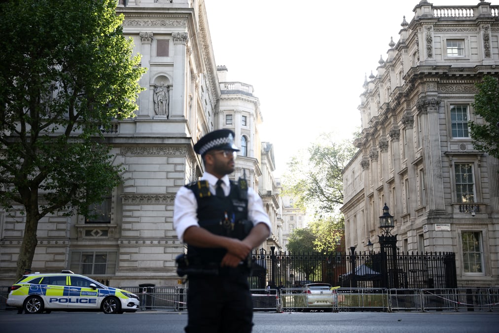 Une voiture percute les grilles de downing street a londres