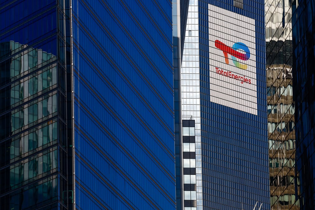 Le logo de la societe petroliere et gaziere francaise totalenergies dans la defense