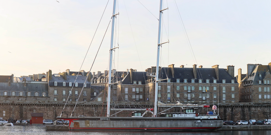 Le fret vélique requiert en moyenne un peu plus de temps en mer que les navires marchands à énergie fossile, mais gagne du temps en arrivant directement dans les ports.