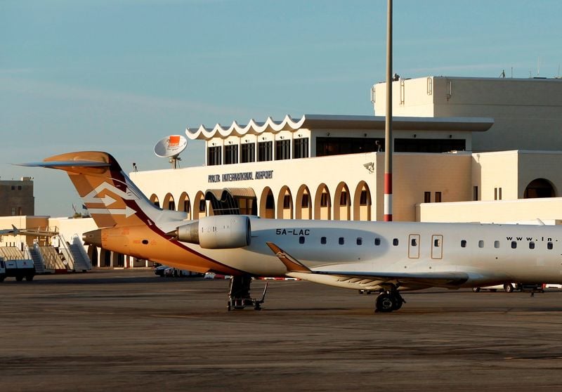 Un couple d'italiens courent apres un avion a malte