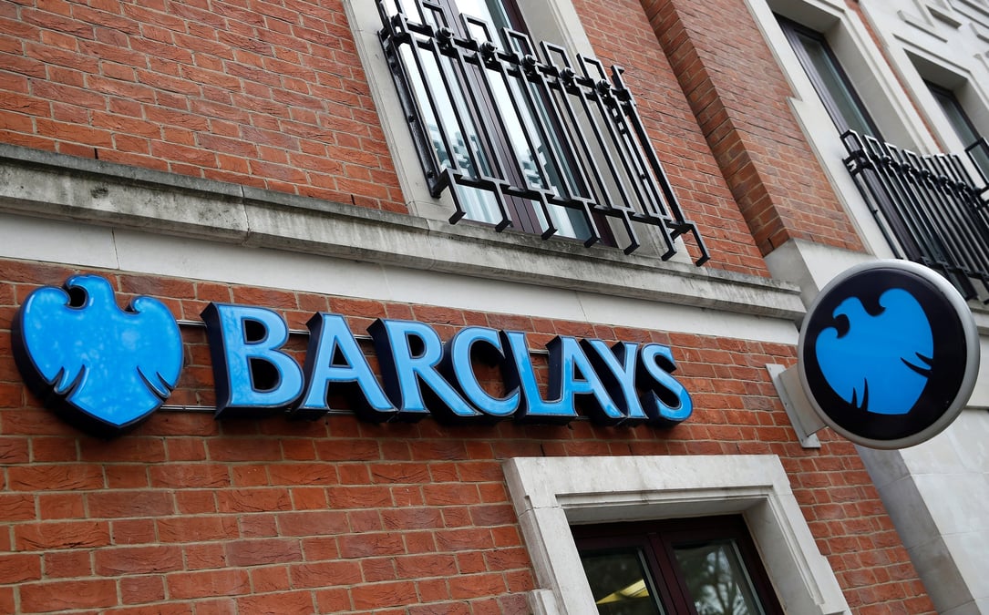 La banque irlandaise veut se rapprocher de la Tour Eiffel car « pour être plus proches du cœur des opérations de notre activité en Europe continentale, il serait approprié de relocaliser notre siège européen », a expliqué Barclays dans un communiqué.