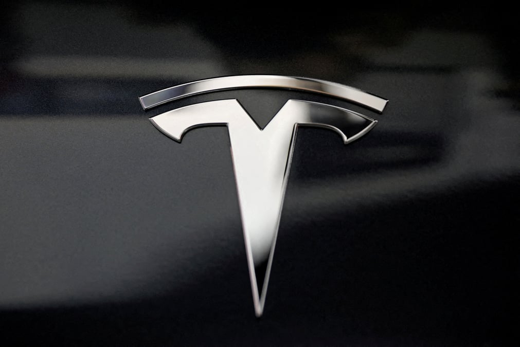Photo d'archives: un logo tesla