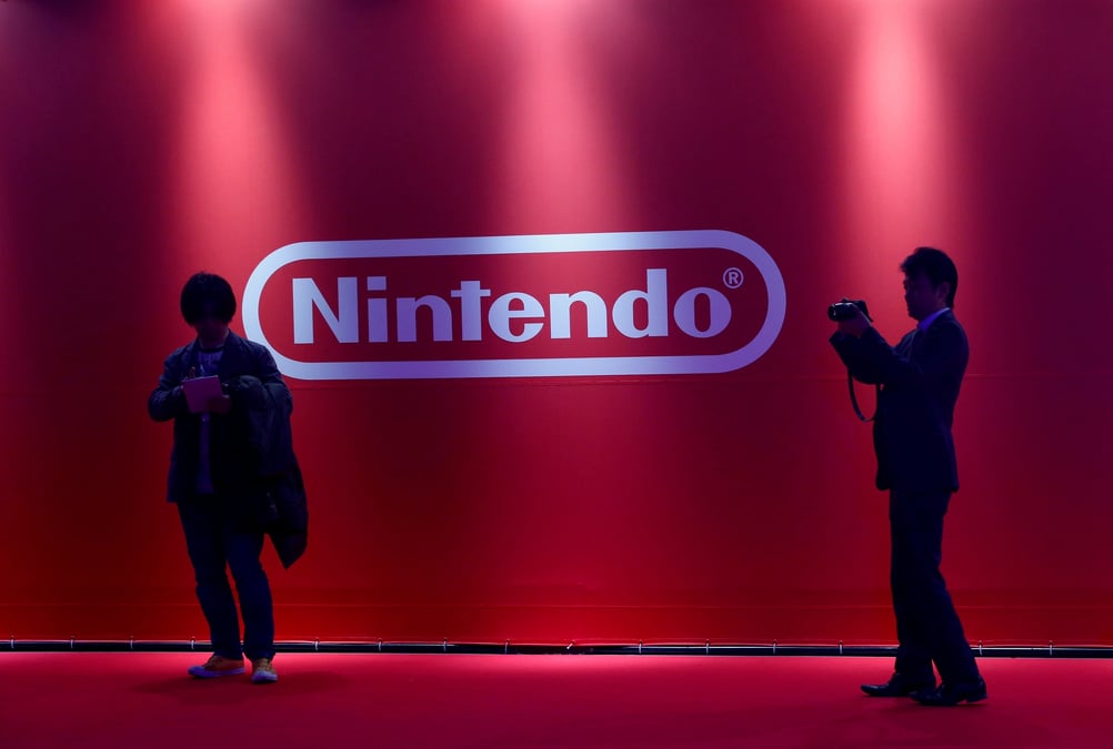 Des gens devant le logo de nintendo a tokyo