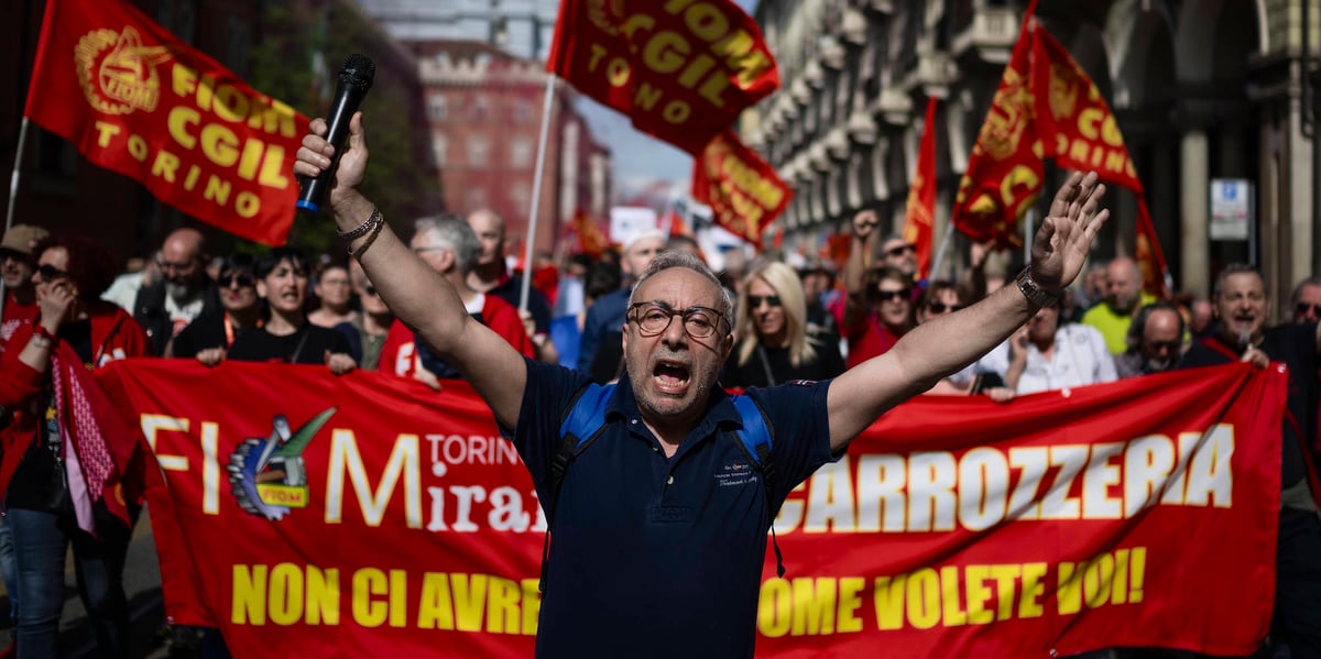 Le 12 avril dernier, des salariés de l'usine Fiat de Mirafiori, près de Turin, manifestent pour une reprise de la production.