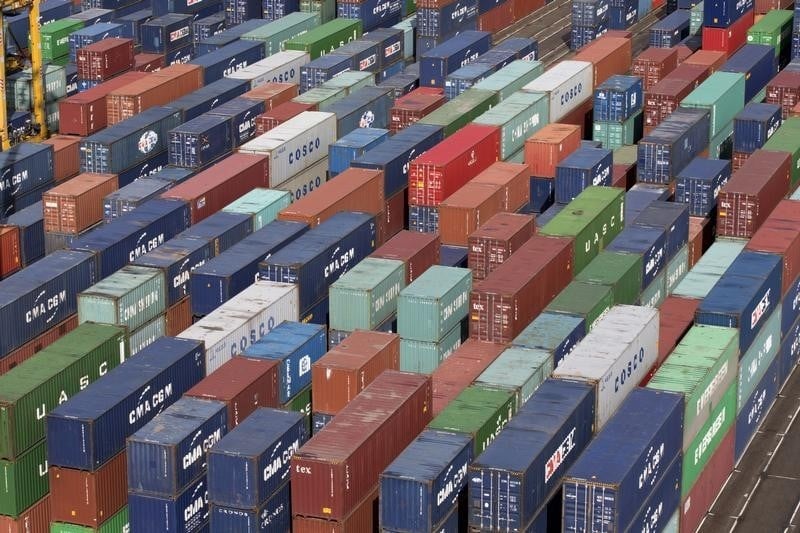 Le deficit commercial baisse legerement