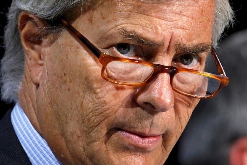 La reputation de "raider" de bollore inquiete les berlusconi