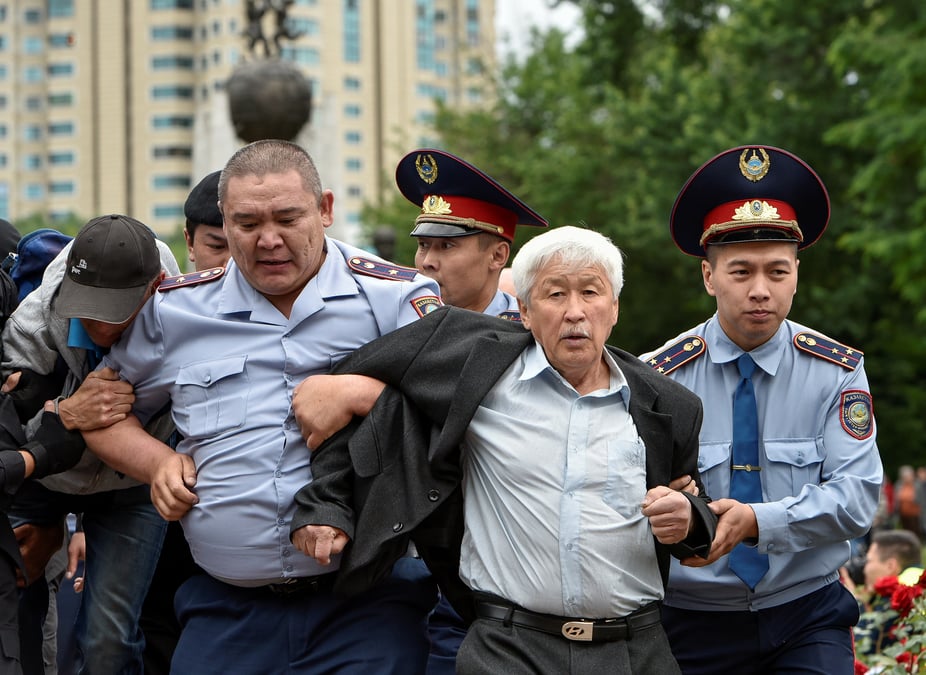 Centaines de manifestants arretes au kazakhstan pendant la presidentielle