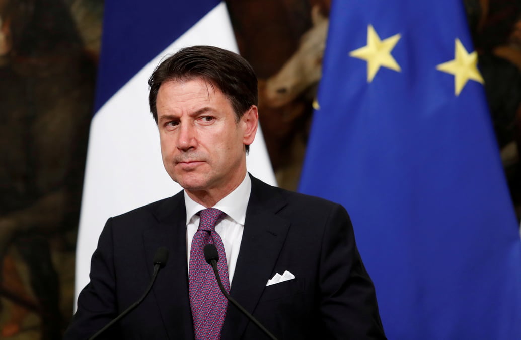 Conte defend des reunions entre barr et les "services" italiens