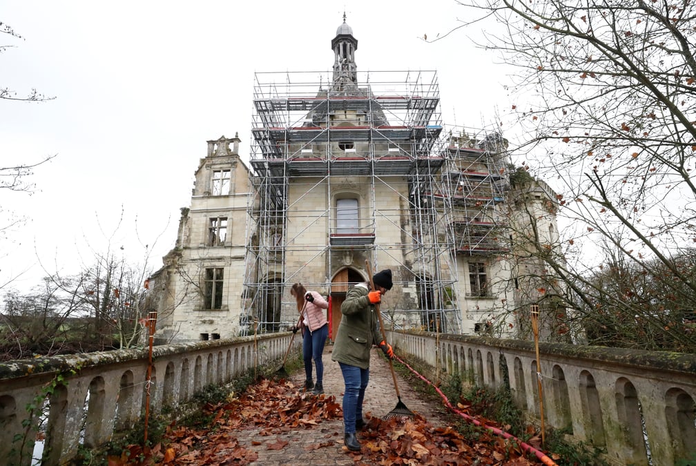 Noel a la mothe chandeniers, ruine poetique aux 25.000 proprietaires