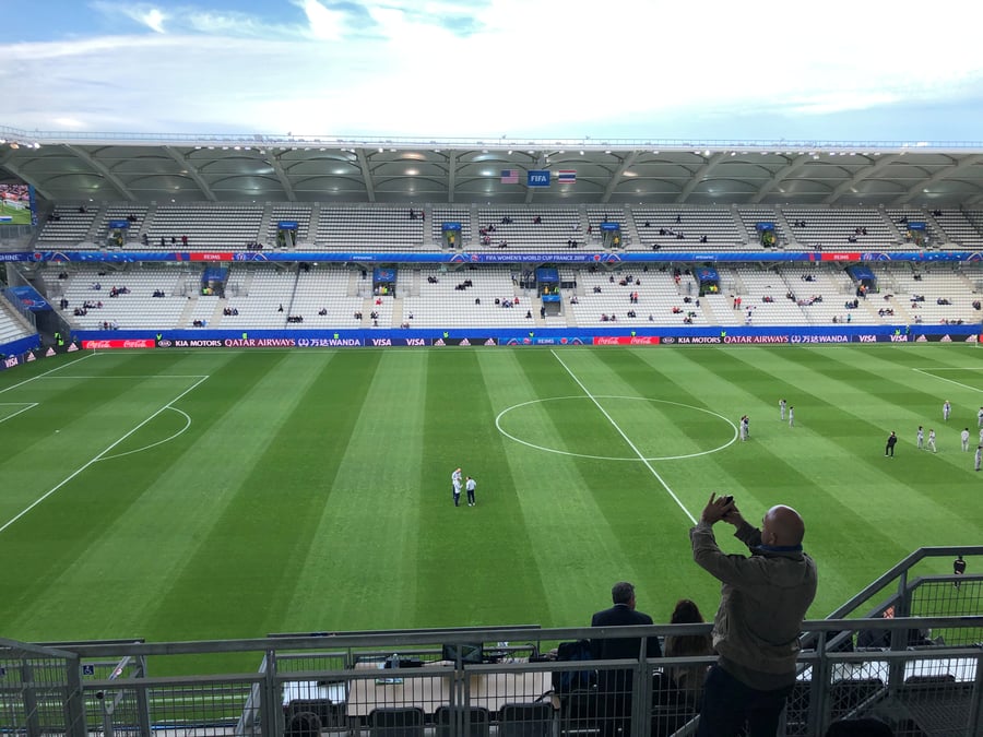 Les stades restent limites a 5.000 spectateurs, des derogations possibles