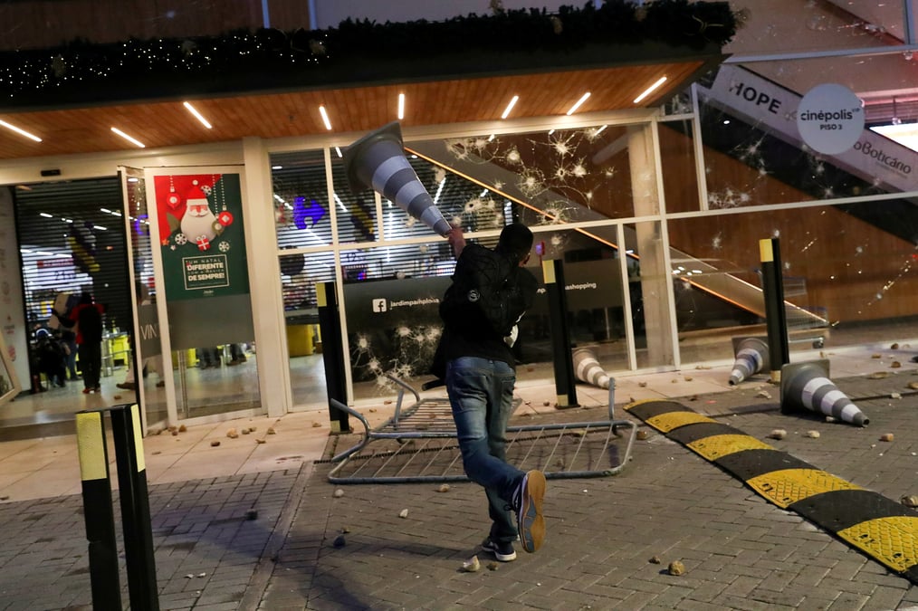 Violences au bresil apres le deces d'un noir battu a mort par des vigiles d'un magasin carrefour