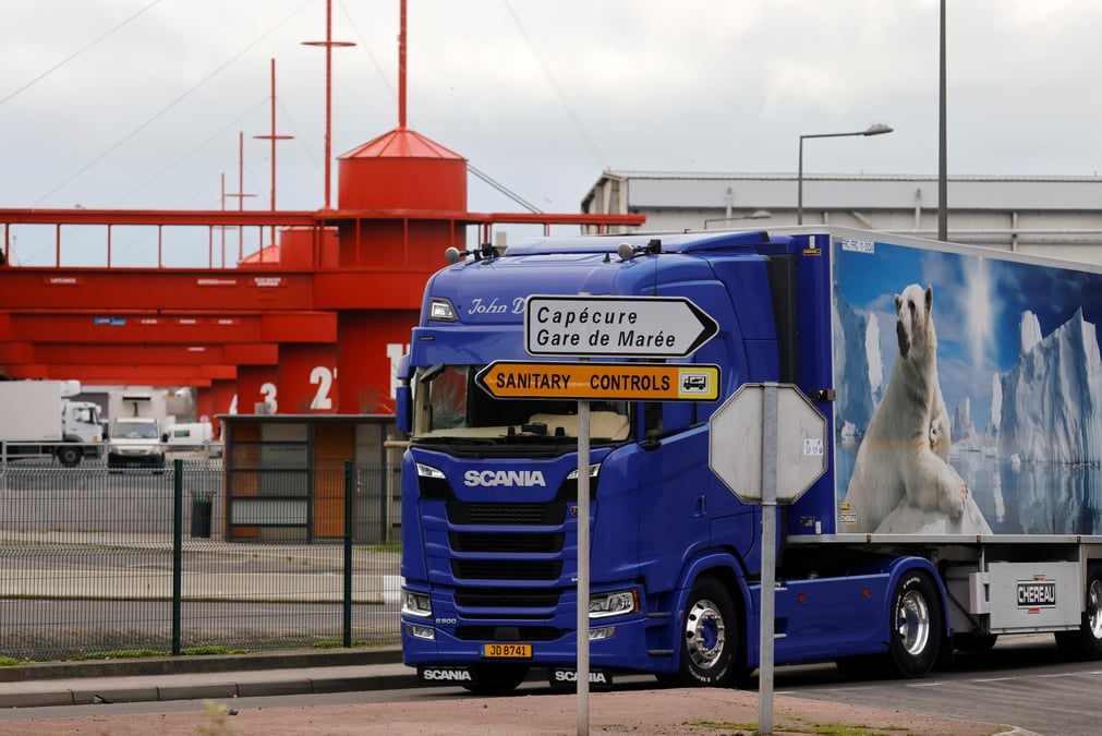 Des pecheurs francais bloquent des camions britanniques transportant du poisson debarque au royaume-uni