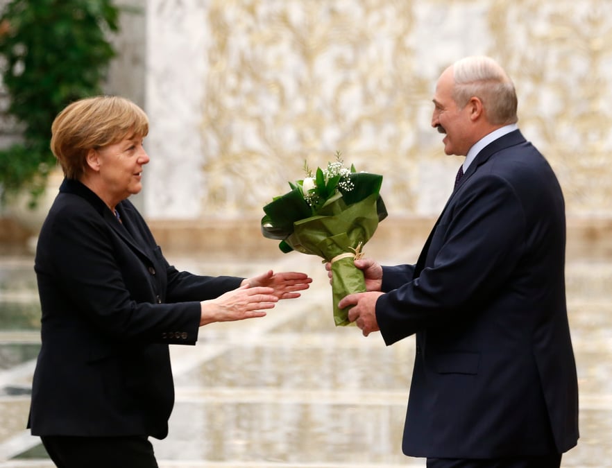 Merkel et loukachenko discutent de l'aide aux migrants lors d'un rare entretien