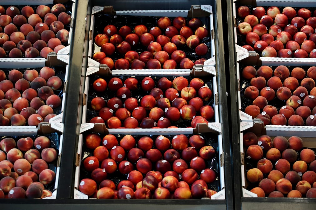 Des peches sont exposees a la vente dans un supermarche monoprix exploite par le groupe casino, a paris.