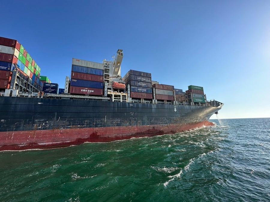 Un porte conteneur, battant le pavillon de hong kong, quitte le port maritime d'odessa