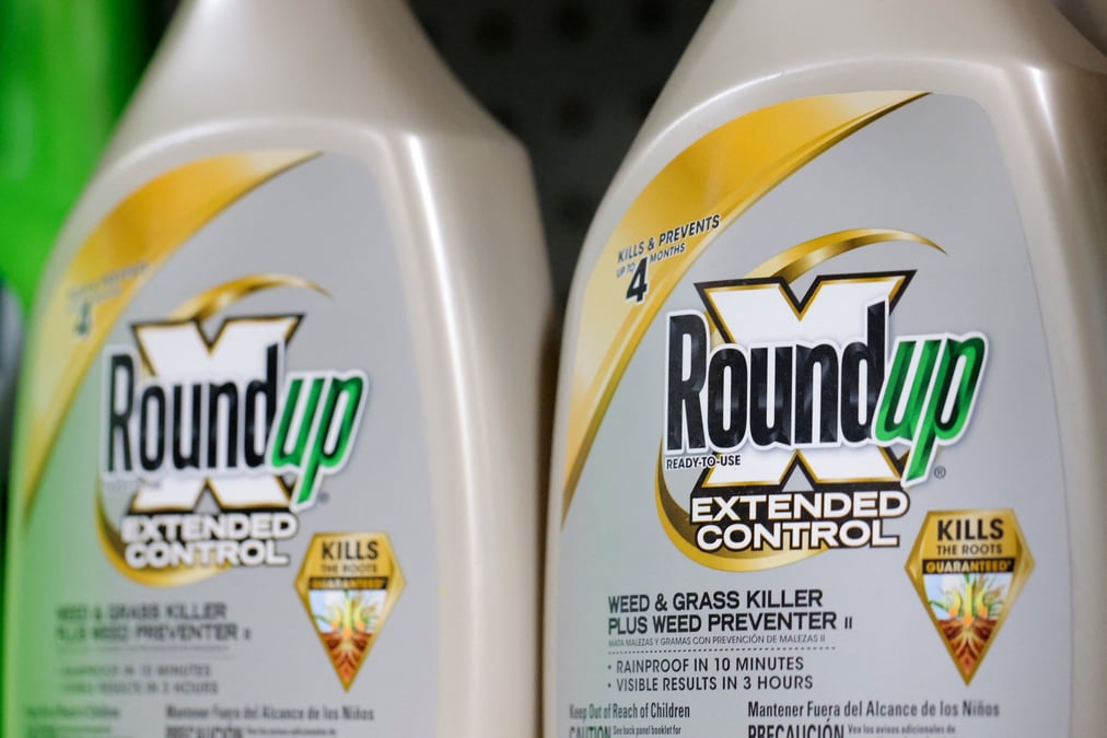 Des bouteilles de roundup, une marque appartenant a bayer, sont en vente dans un magasin de manhattan, a new york