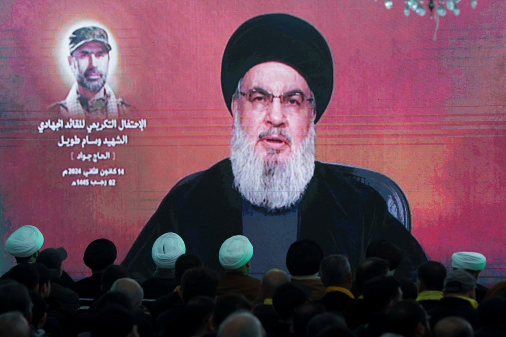 Le chef du hezbollah, sayyed hassan nasrallah, prononce un discours televise lors d'une ceremonie commemorative a khirbet silem, dans le sud du liban