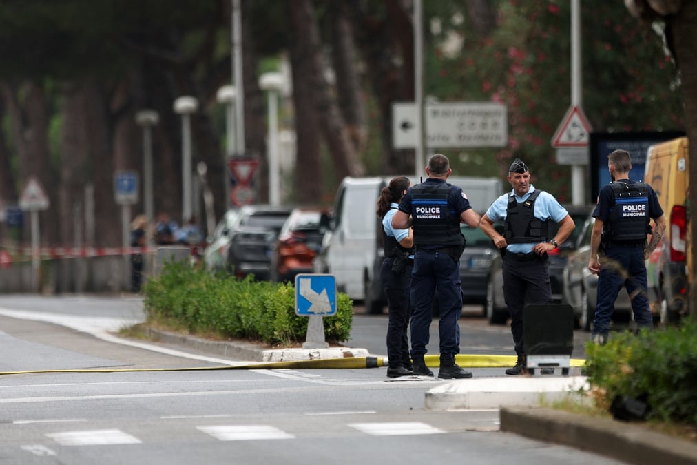 La police francaise monte la garde apres que des voitures ont ete incendiees devant la synagogue de la ville, a la grande-motte.
