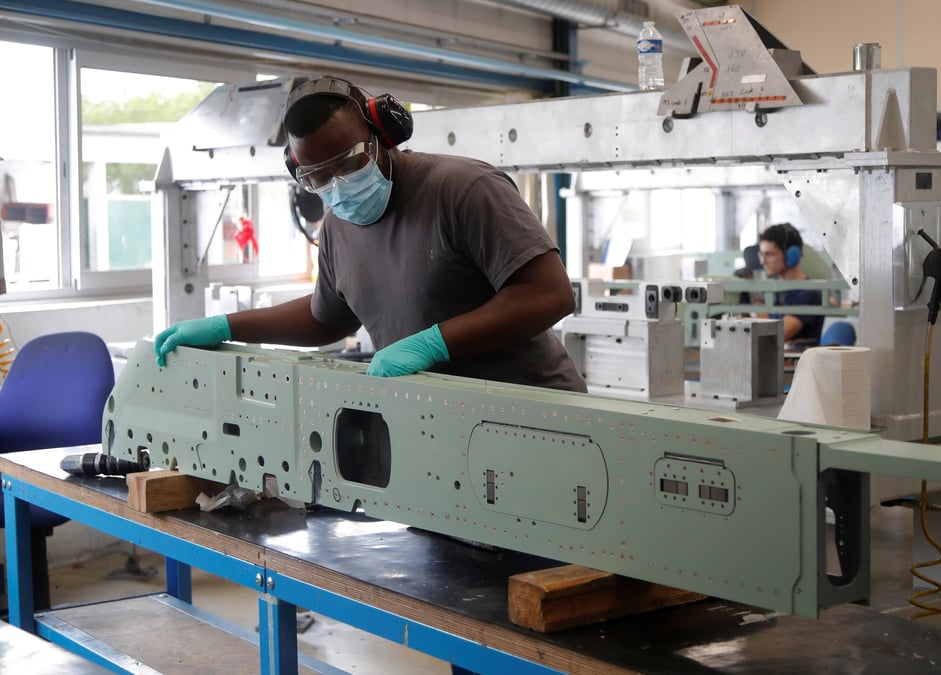 Un ouvrier de l'usine rafaut pres de paris
