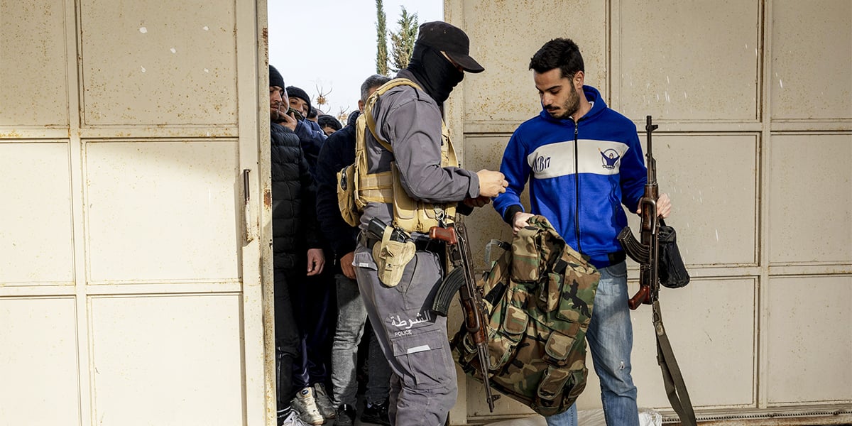 Des policiers et soldats de l’ex-régime d’Assad rendent leurs armes aux autorités de transition.