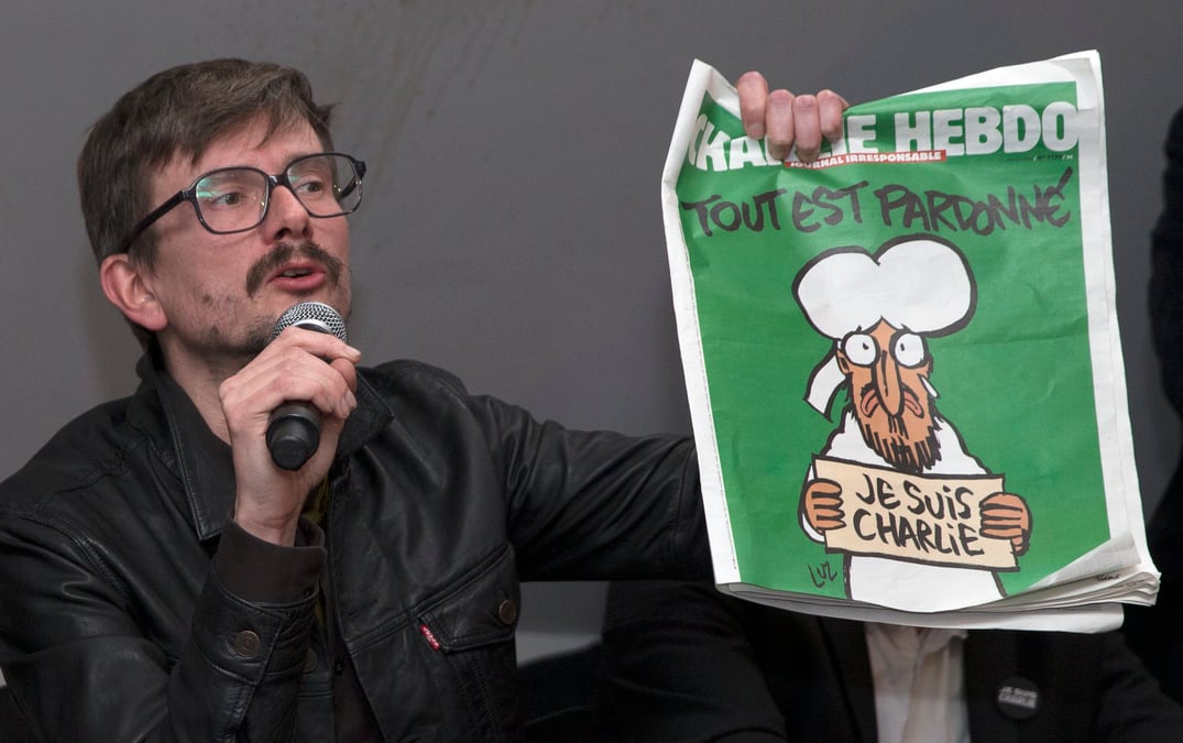 Charlie repond avec un "bonhomme" pour rire
