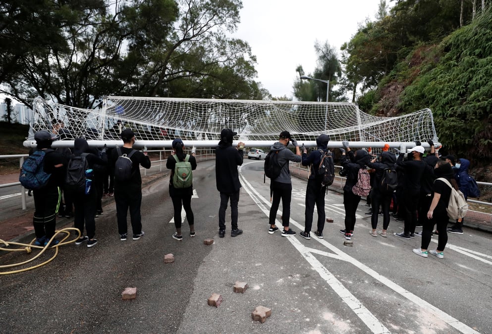 Hong kong: incidents entre manifestants et police sur un campus universitaire