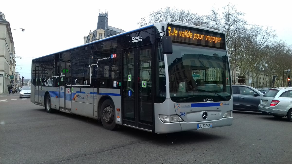 Un bus du réseau Phébus exploité par Keolis dans la communauté d'agglomération Versailles Grand Parc.