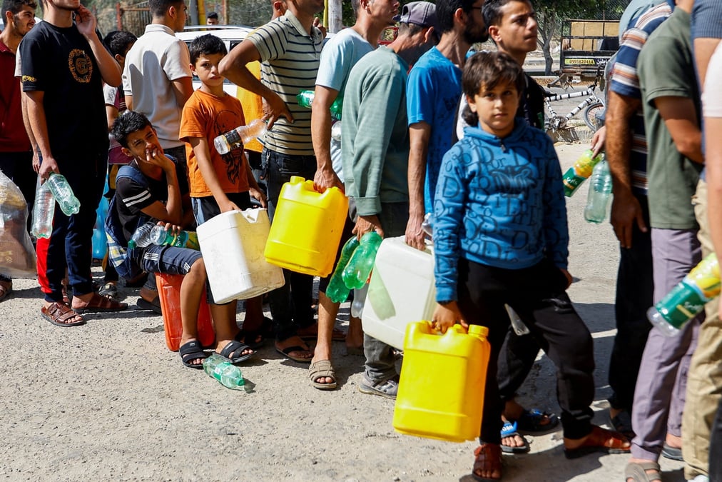 Des palestiniens font la queue pour remplir des bidons de carburant a gaza