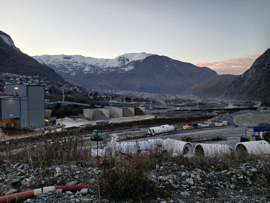 À Saint-Jean-de-Maurienne, les travaux montent en puissance : creusement de l'entrée du tunnel, création de talus pour stocker les enrochements extraits, surélévation de la ligne ferroviaire existante... La vallée prend les allures d'un vaste chantier.