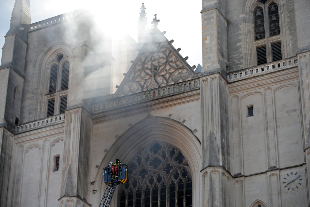 Un incendie dans une cathedrale de nantes, la piste criminelle privilegiee