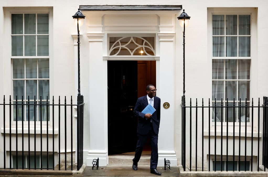 Le ministre des finances britannique, kwasi kwarteng, devant downing street a londres