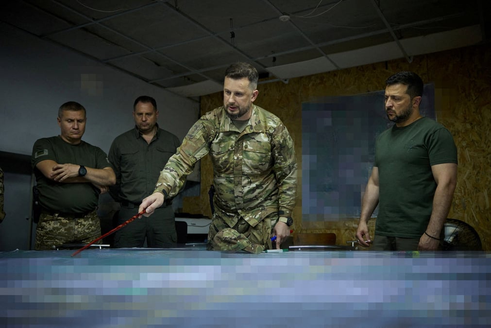 Le president ukrainien zelensky visite une ligne de front pres de la ville de soledar